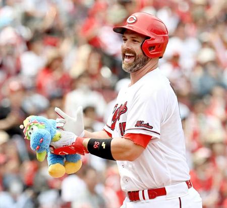 　２回、先制２ランを放ったデビッドソンは久々の笑顔（撮影・田中太一）