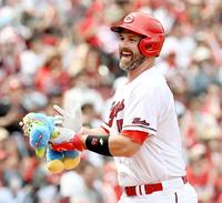 　２回、先制２ランを放ったデビッドソンは久々の笑顔（撮影・田中太一）