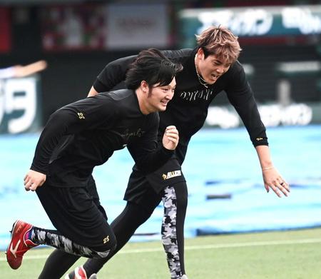 　九里（奥）と一緒にダッシュする床田（撮影・田中太一）