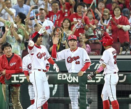 　８回、勝ち越し犠飛を放った秋山（左）は菊池と喜び合う（撮影・田中太一）