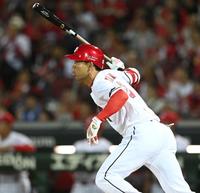 　６回、安打を放つ秋山（撮影・田中太一）