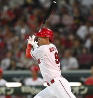 　６回、安打を放つ秋山（撮影・田中太一）