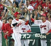 　８回、勝ち越し犠飛を放った秋山はナインに迎えられ喜ぶ（撮影・田中太一）
