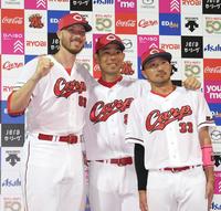 　３勝目を挙げたターリー（左）は秋山（中央）、菊池とポーズを決める（撮影・田中太一）