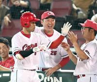 　８回、勝ち越し犠飛を放った秋山は新井監督、藤井ヘッドコーチに迎えられる（撮影・田中太一）