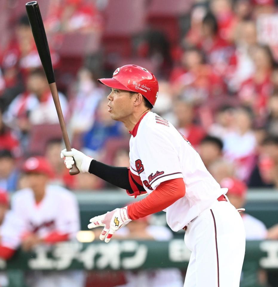 　１回、同点となる内野ゴロを打つ秋山（撮影・田中太一）