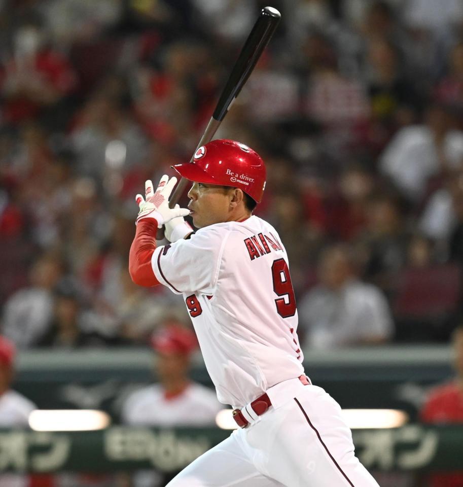 　６回、安打を放つ秋山（撮影・田中太一）