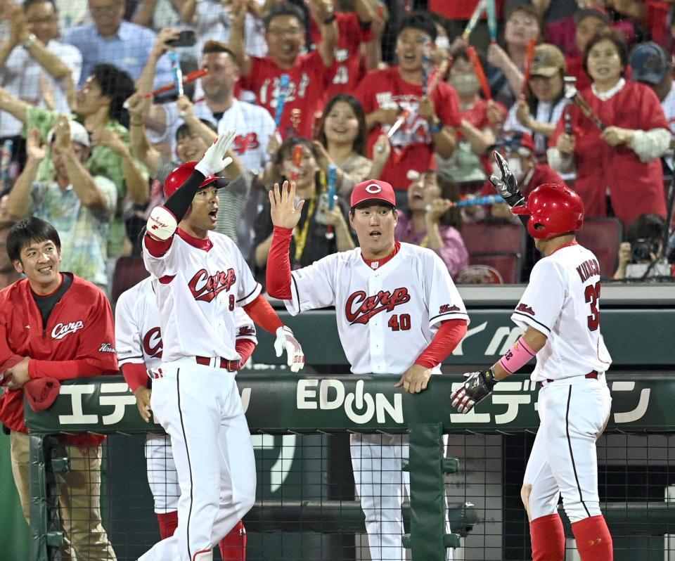 　８回、勝ち越し犠飛を放った秋山（左）は菊池と喜び合う（撮影・田中太一）