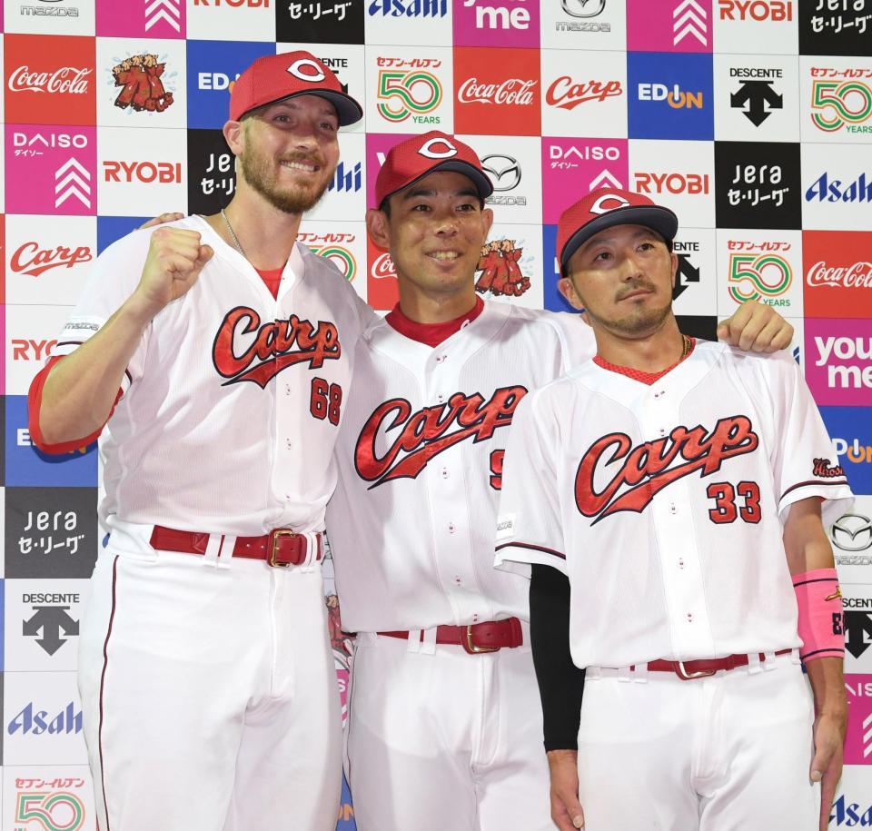 　３勝目を挙げたターリー（左）は秋山（中央）、菊池とポーズを決める（撮影・田中太一）
