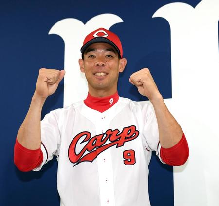 　ファン投票でオールスターゲームに選出され、笑顔を見せる秋山（撮影・田中太一）