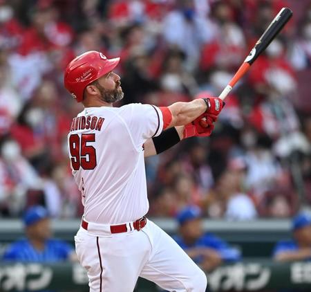 　２回、逆転２ランを放つデビッドソン（撮影・田中太一）