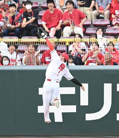 　１回、宮崎の打球に飛びついて好捕する秋山（撮影・田中太一）