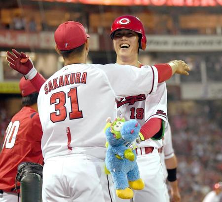 　５回、勝ち越し３ランを放った森下は坂倉と抱き合って喜ぶ（撮影・田中太一）