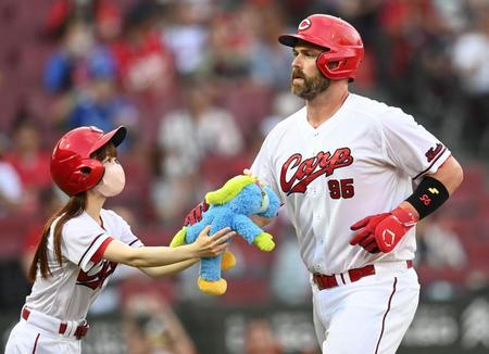 　２回、２ランを放ったデビッドソンはホームランガールからスラィリーの人形を受け取る（撮影・田中太一）