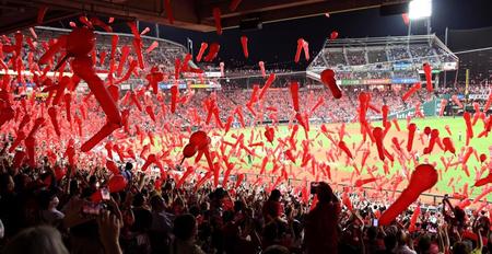 　７回、カープの攻撃前に飛び交うスカイジェットバルーン（撮影・田中太一）