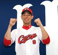 　ファン投票でオールスターゲームに選出され、笑顔を見せる秋山（撮影・田中太一）