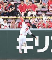 　１回、宮崎の打球に飛びついて好捕する秋山（撮影・田中太一）