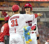 　５回、勝ち越し３ランを放った森下は坂倉と抱き合って喜ぶ（撮影・田中太一）