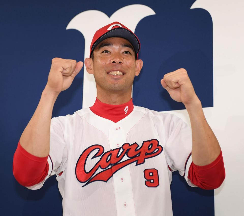 　ファン投票でオールスターゲームに選出され、笑顔を見せる秋山（撮影・田中太一）