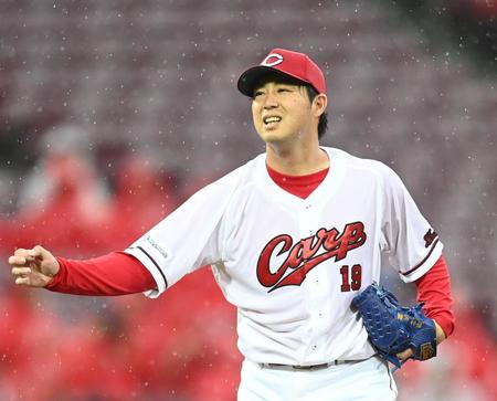 　２回、雨が降る中、投げ込む野村（撮影・田中太一）