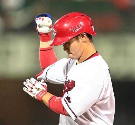 　７回、勝ち越し適時打を放ち、塁状でガッツポーズをする坂倉（撮影・田中太一）