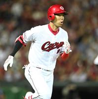 　７回、適時打を放つ秋山（撮影・田中太一）