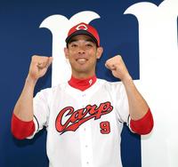 　ファン投票で選出され、笑顔を見せる（撮影・田中太一）