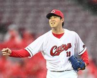 　２回、雨が降る中、投げ込む野村（撮影・田中太一）