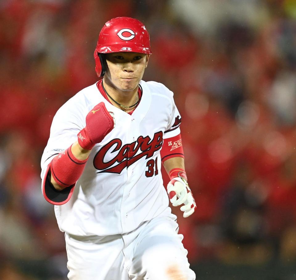 　７回、勝ち越し適時打を放ち、一塁へ走りながらガッツポーズをする坂倉（撮影・田中太一）