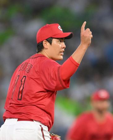 　３回、並木から空振り三振を奪い、スイングを確認する九里（撮影・伊藤笙子）