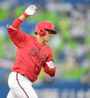 　２回、右越え２ランを放った坂倉（撮影・伊藤笙子）