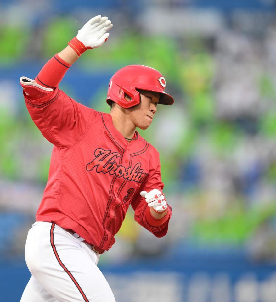 　２回、右越え２ランを放った坂倉（撮影・伊藤笙子）