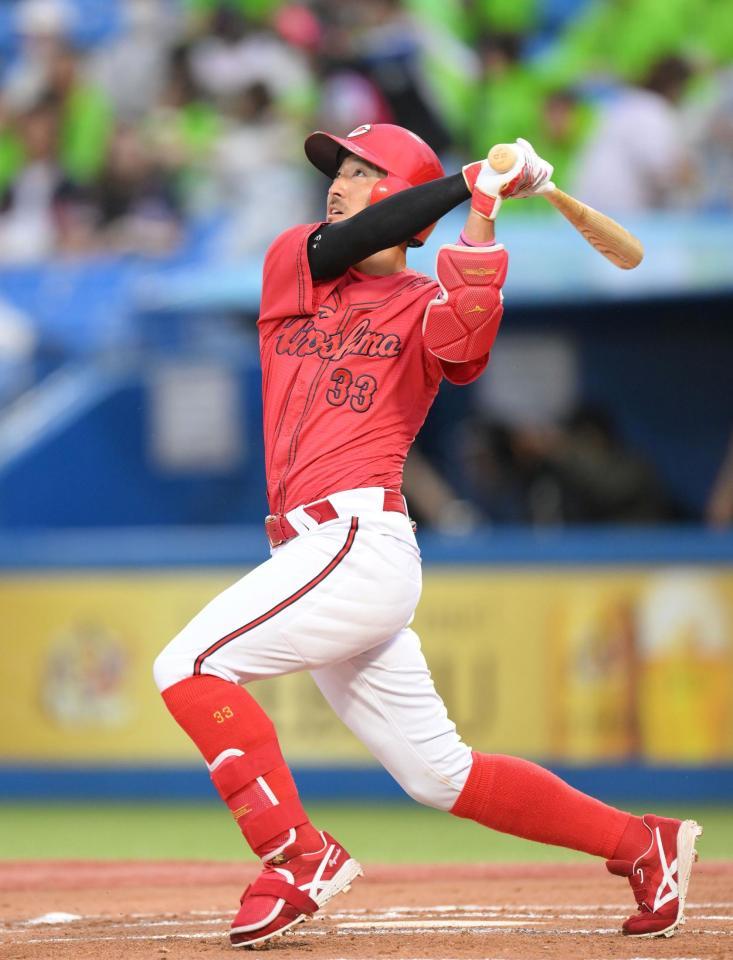 　３回、左越えソロを放つ菊池（撮影・伊藤笙子）