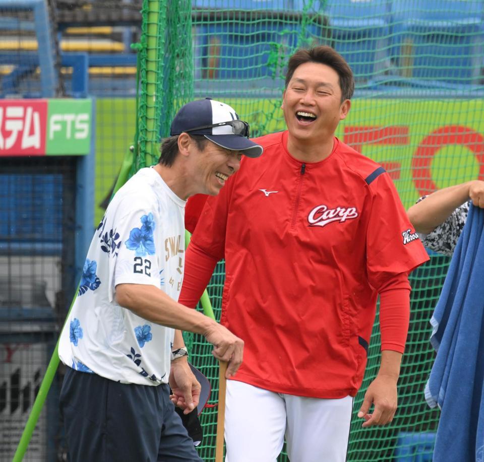 　試合前談笑する高津監督（左）と新井監督（撮影・伊藤笙子）