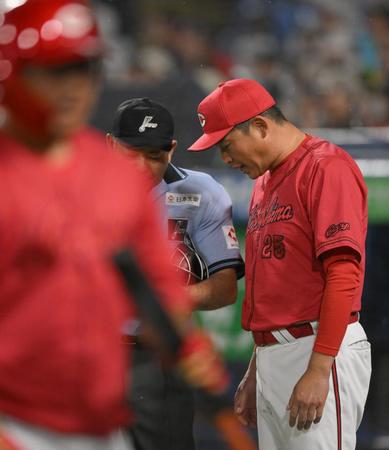 　６回の攻撃を終え、投手交代を告げる新井監督（右）＝撮影・伊藤笙子