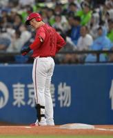 　３回、山田がファンブルする間に一塁へ激走するもアウトの判定に悔しがる大瀬良（撮影・伊藤笙子）