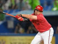 　６回、空振り三振に倒れる松山（撮影・伊藤笙子）