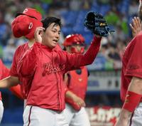 　７回から登板し三塁に走者を進めるも、無失点で切り抜けた栗林（撮影・伊藤笙子）