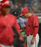 　６回の攻撃を終え、投手交代を告げる新井監督（右）＝撮影・伊藤笙子