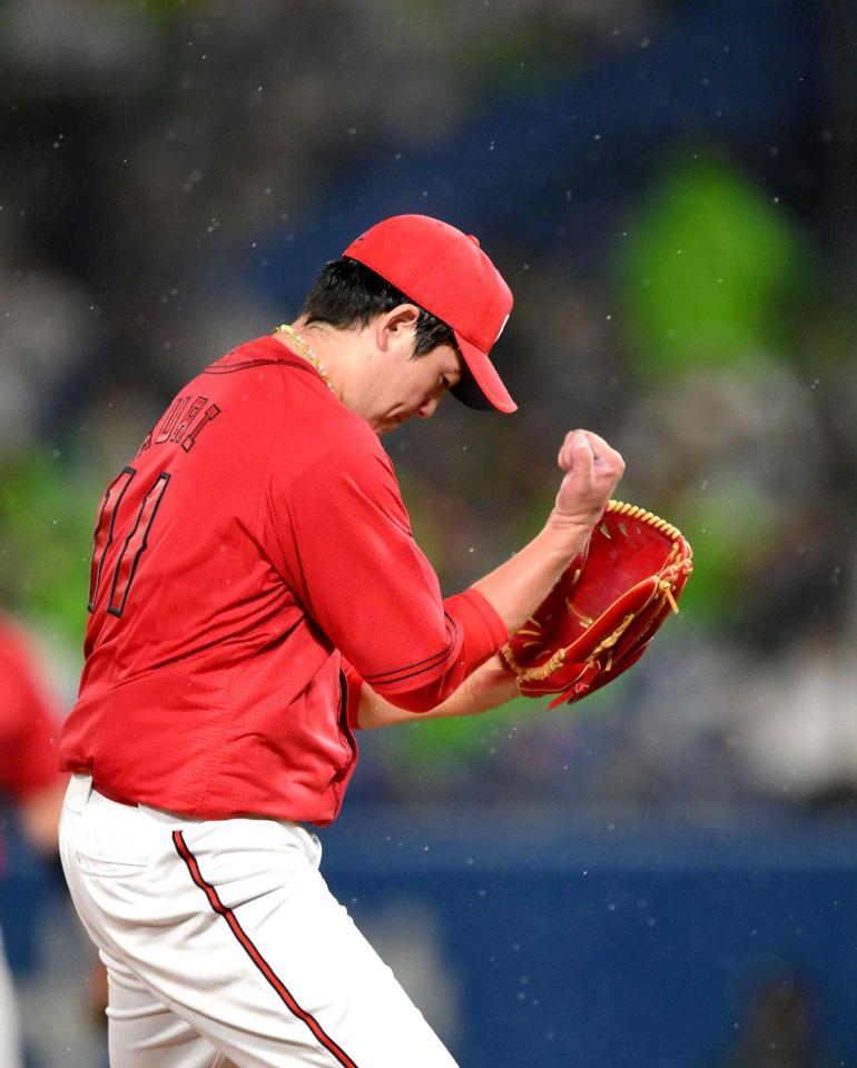 　６回、山田から三振を奪い、グラブをたたく九里（撮影・伊藤笙子）