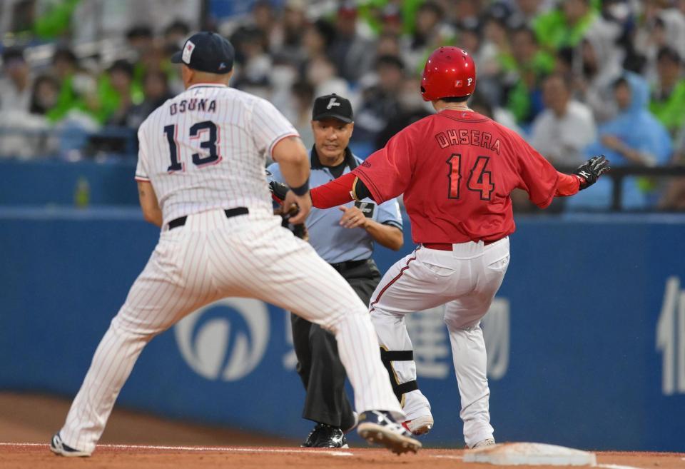 　３回、山田がファンブルする間に一塁へ激走し、セーフのジェスチャーをする大瀬良（撮影・伊藤笙子）