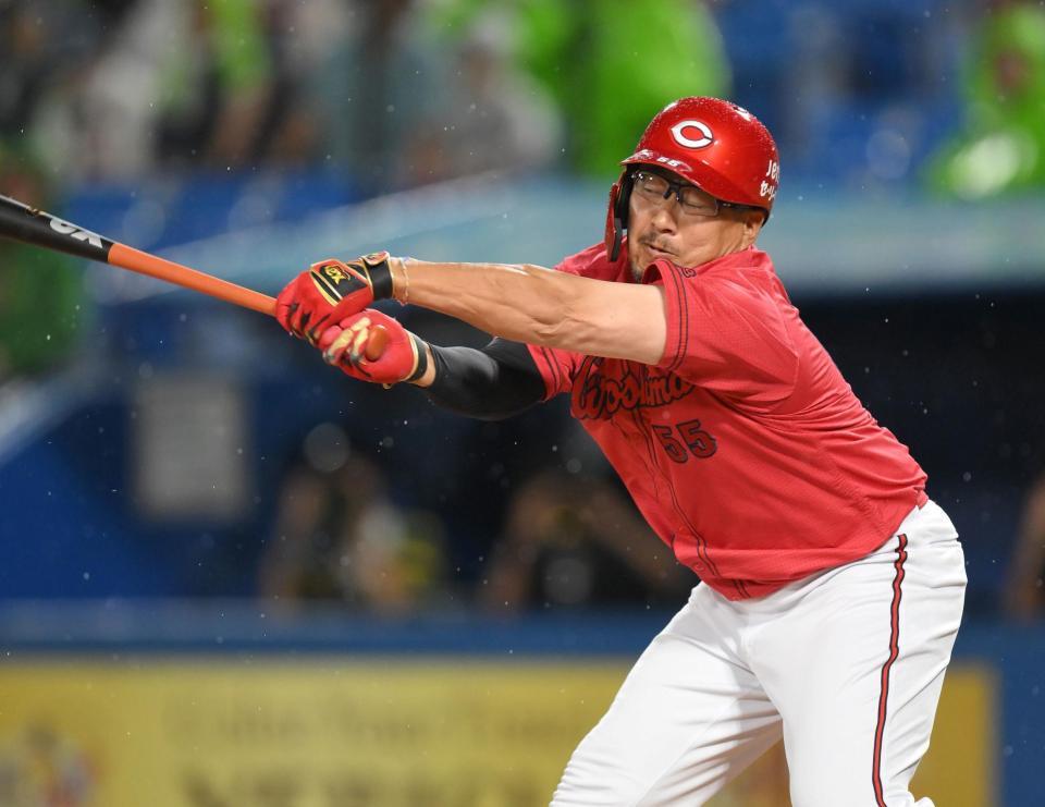 　６回、空振り三振に倒れる松山（撮影・伊藤笙子）