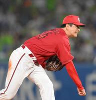 　盗塁時に汚れたユニホームのまま、力投する大瀬良