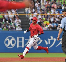 広島・上本　先制二塁打に「風ありがとうございます！」先発の森を援護