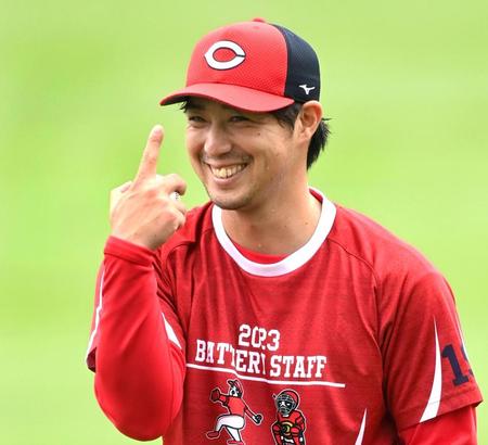 　明るい表情でキャッチボールをする野村（撮影・田中太一）