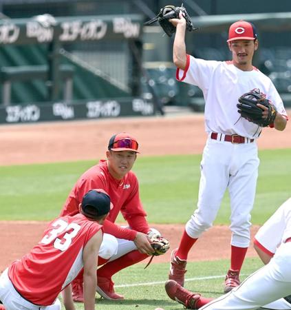 　１軍に合流し、菊池と話をする小園（中央）＝撮影・田中太一