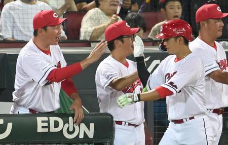 　７回、３ランを放った西川を迎える新井監督（撮影・飯室逸平）