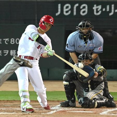 　７回、中越えに７号３ランを放つ西川（撮影・飯室逸平）