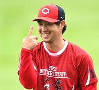 　明るい表情でキャッチボールをする野村（撮影・田中太一）