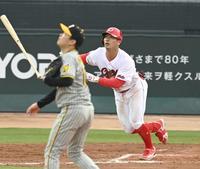 　１回、西勇から３ランを放つ田中（撮影・飯室逸平）